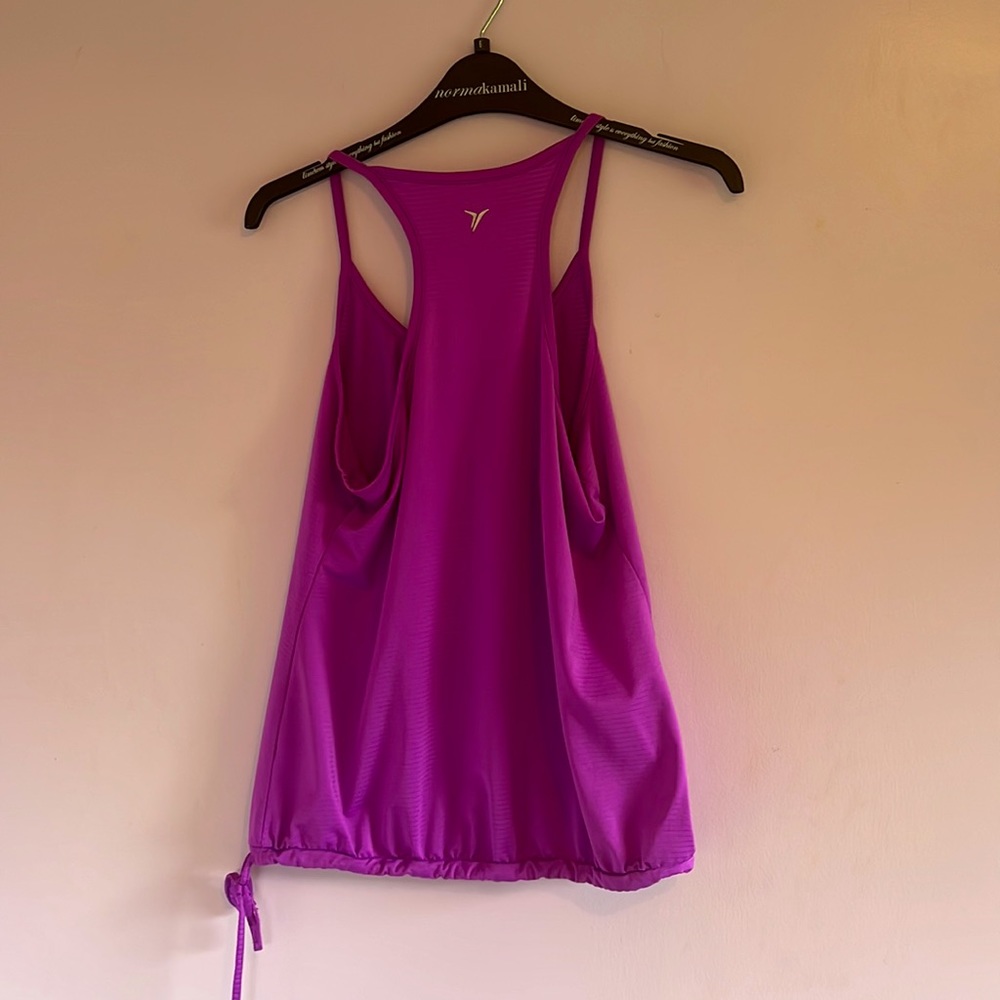 Old Navy Size M workout tank - Picture 3 of 3